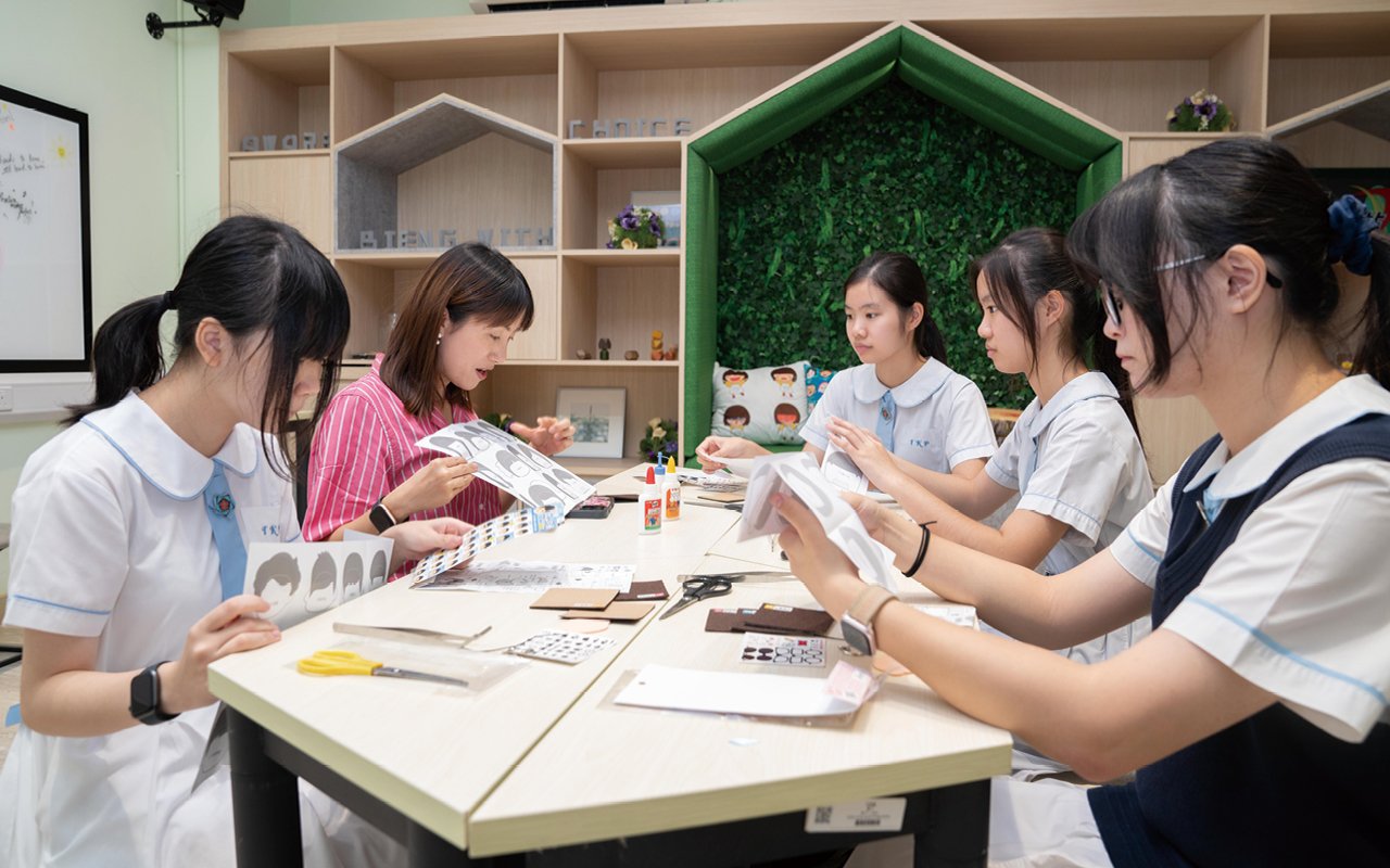 學校以「感恩」為核心，強調思源