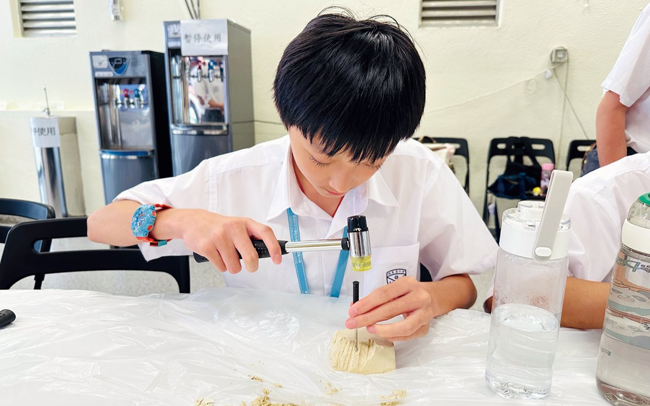 親身參與化石挖掘與清理工作