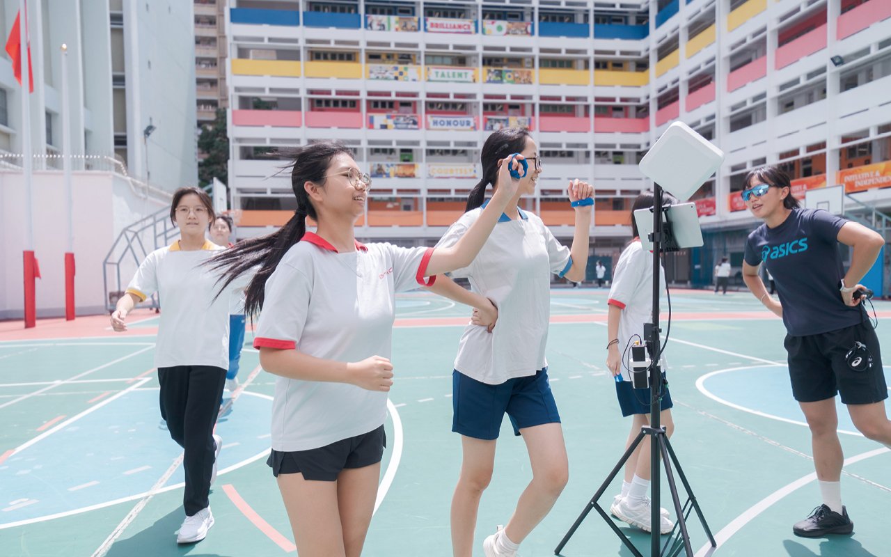 要求同學佩戴人工智能手錶追蹤運動狀態
