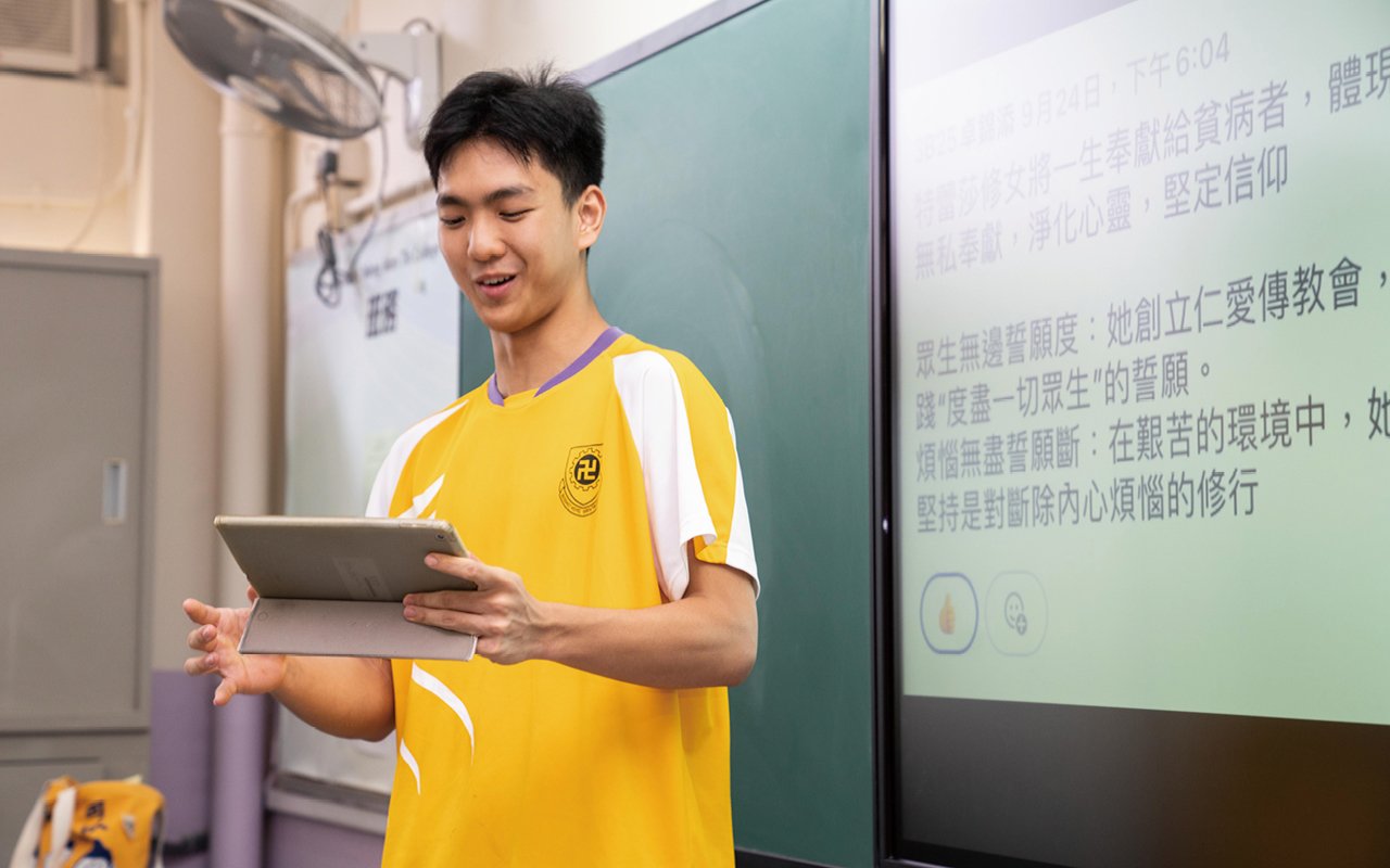 學生在螢幕上揮灑創意