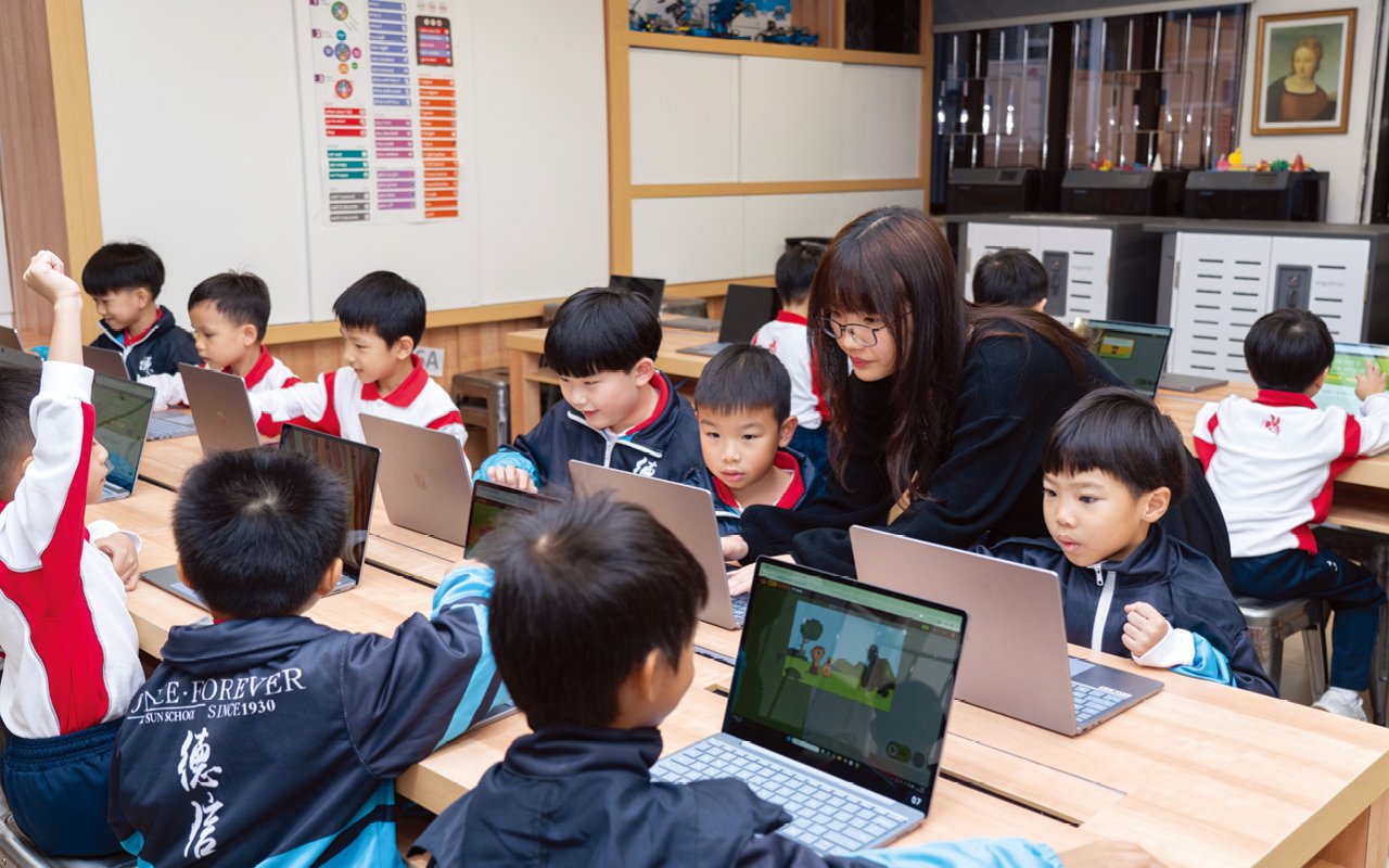 學校也積極探索AI在教學輔助中的應用