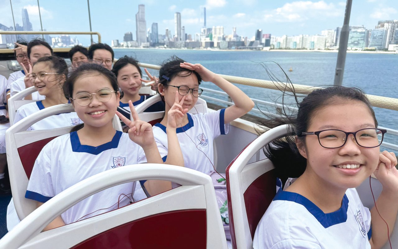 外籍老師與同學遊覽港島景點