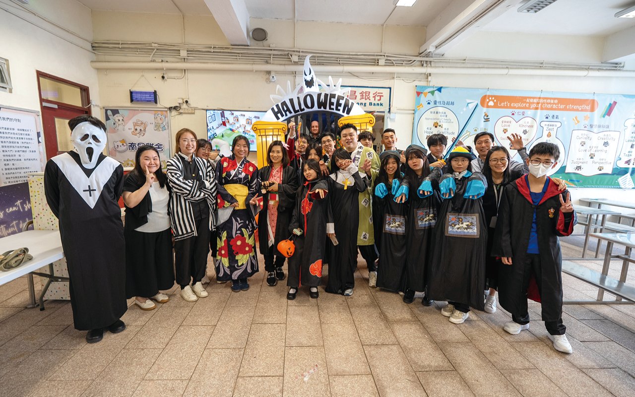 萬聖節時老師扮演《鬼滅之刃》角色