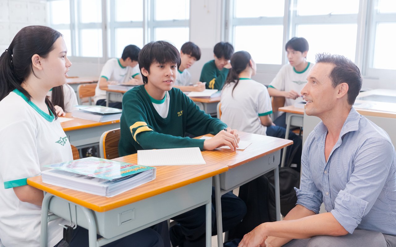 The school actively introduces international examination content into English teaching