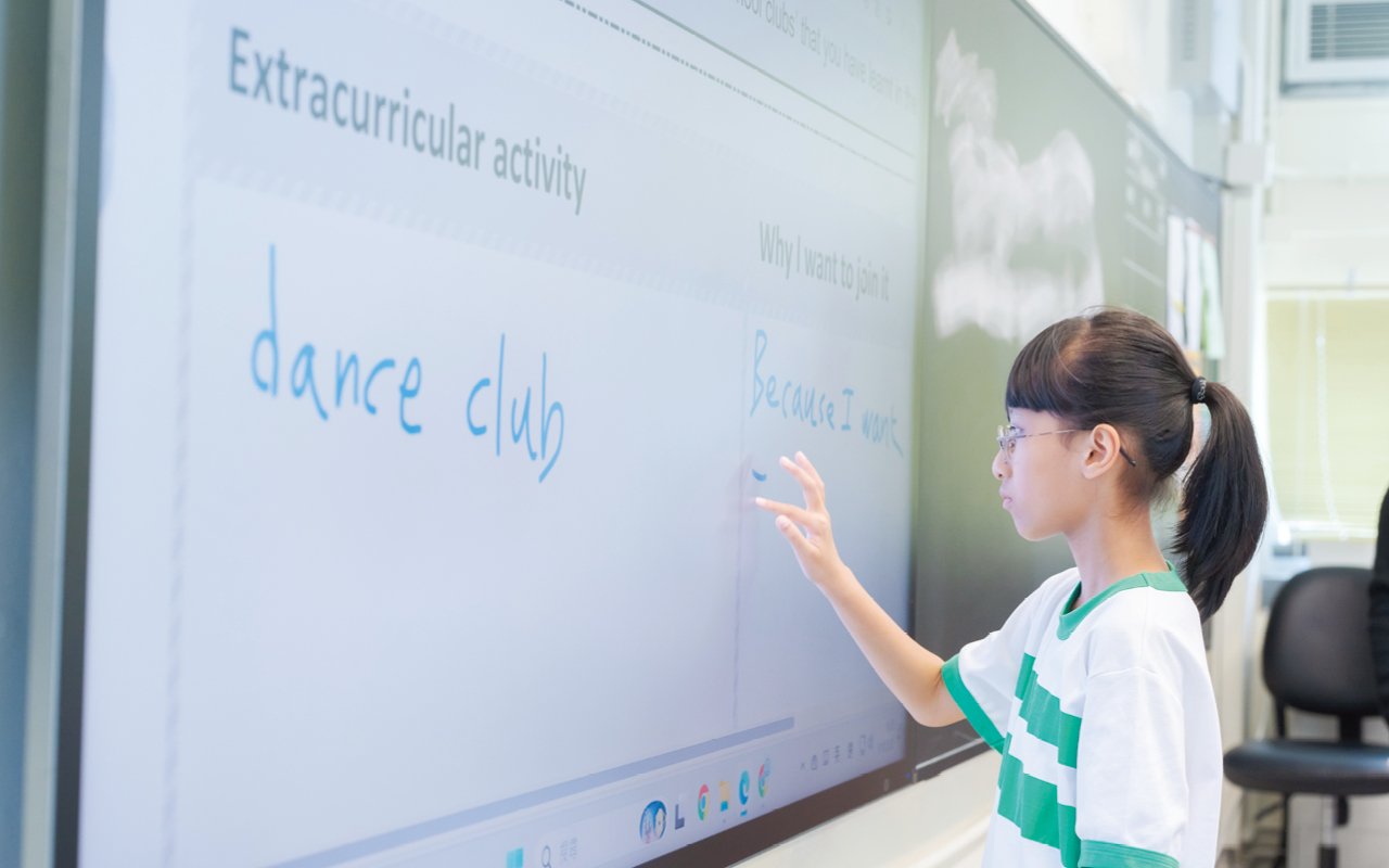 學校積極融合人工智能於英語教學