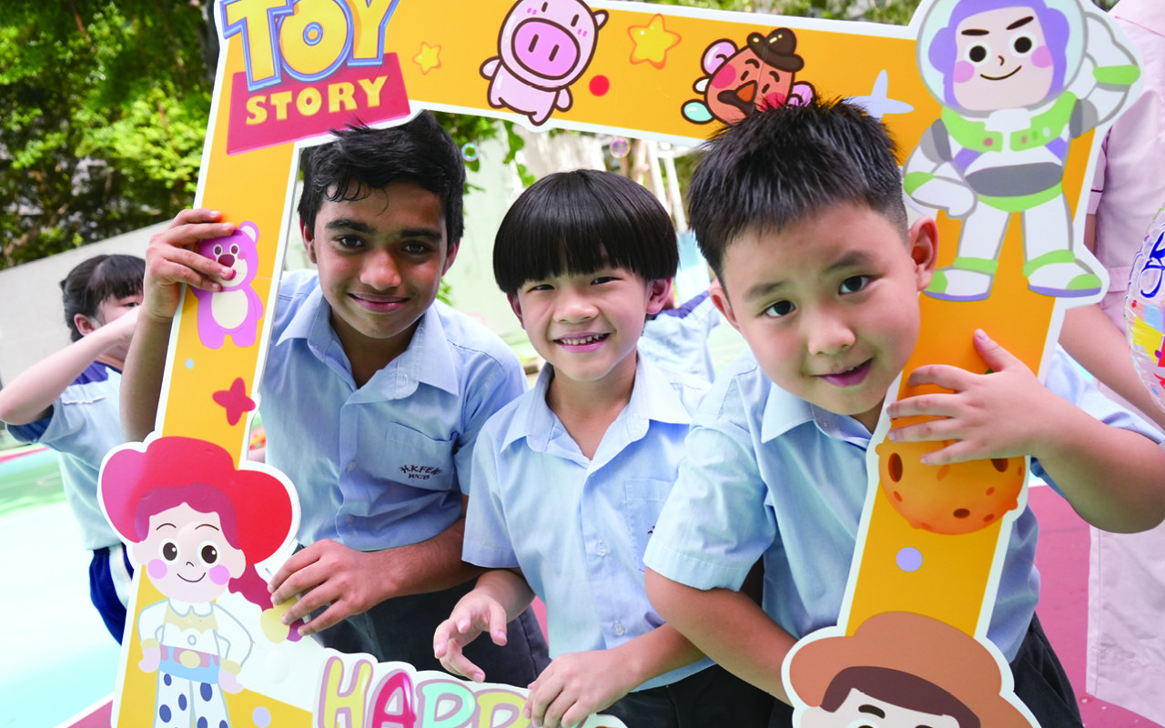 Create a strong English atmosphere