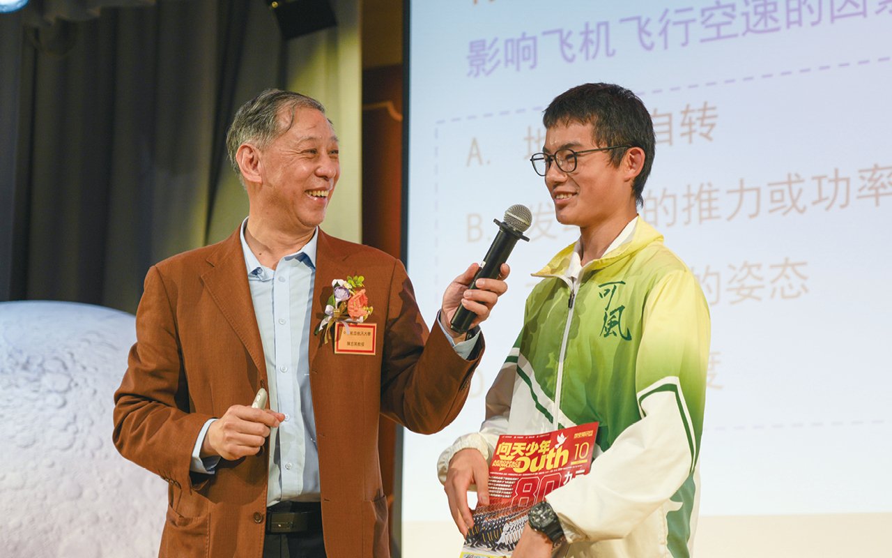 中國航空航天界權威陳志英教授 ( 左 ) 蒞校分享