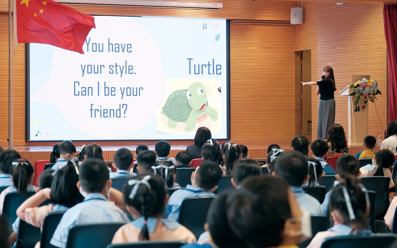 英文科組亦特別剪裁校本課程單元，配合學生所需，建立有趣的課堂討論，讓同學打破對英語的抗拒，感受閱讀的樂趣，從而奠定良好的學習態度。