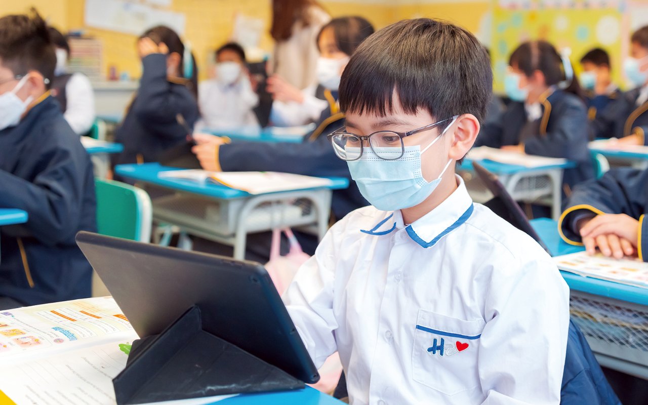 學校除了校本教科書外，亦積極引進不同電子平台，滿足所有學生的學習需要，全面提升教學效能。