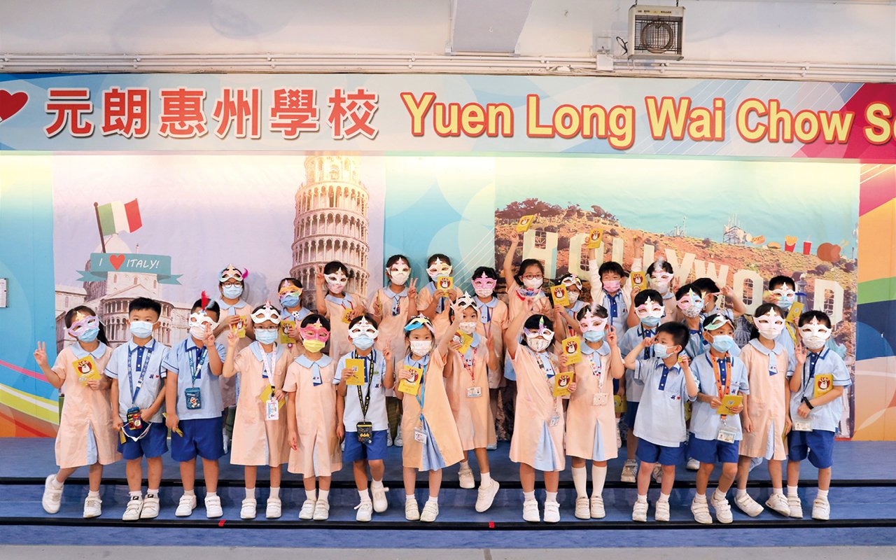 英文科組去年亦與慈善組織「香港仁人家園」合作，舉辦「繽紛校園藝術計劃」，邀請40位外籍及本地義工到校，與學生一同在學校的露天廣場以「Value our variety」及「Strength with Actions」繪畫長達17米的大型地畫，以表達辦學機構培育學生多元發展及價值教育的教學理念。