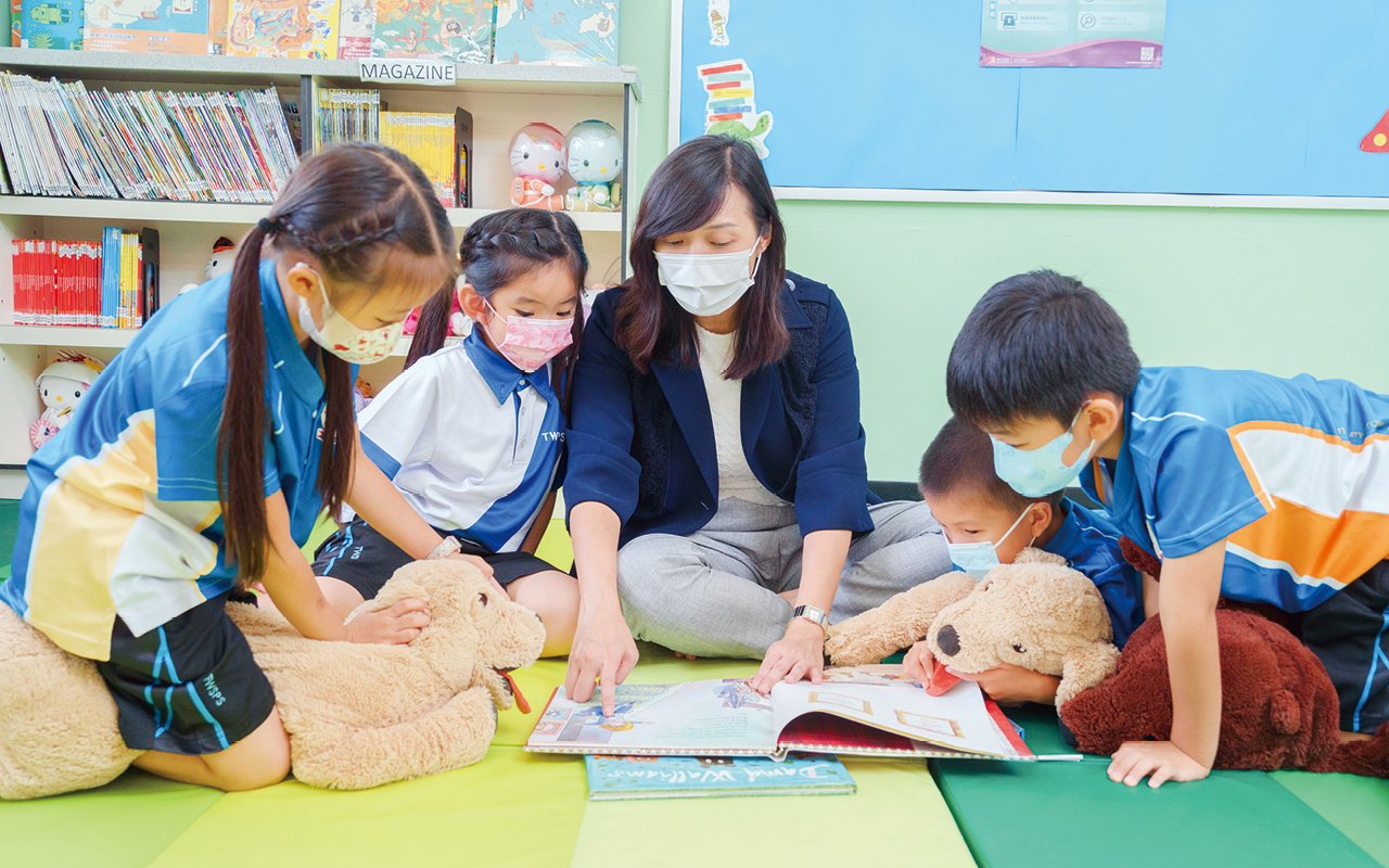 梁校長十分感謝辦學團體東華三院的全力支持，為校園斥資數千萬，不但新建了宏偉龐大的校舍，新校舍的配套更完全升級，讓學生能夠在完善的軟硬件配合下，享受豐富的英語學習歷程。