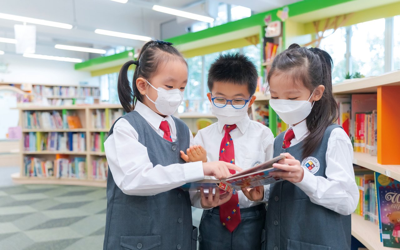 有效的英語學習需要實踐和應用，校內設立不同崗位，使學生通過活動和校園服務建立聽說英語的自信。
