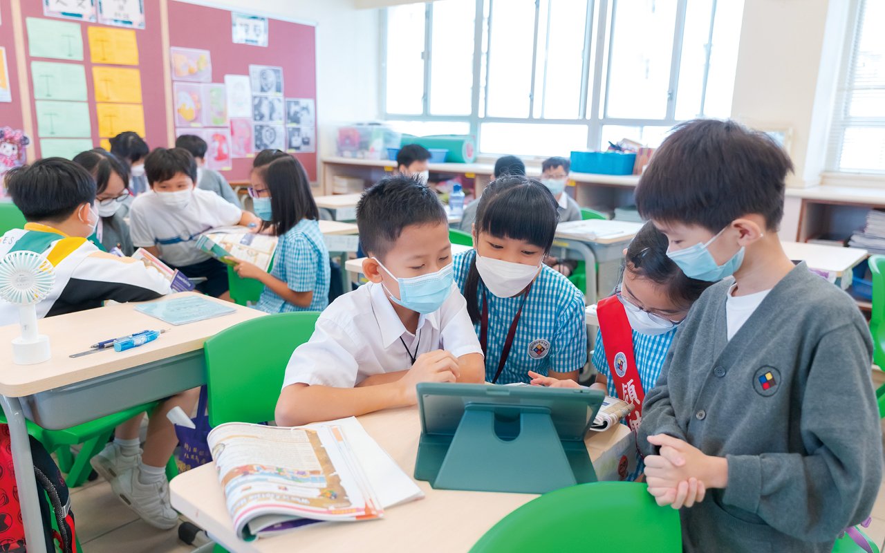 學校教學資源豐富，設立多個多用途學習室以配合豐富而有特色的學習活動，如STEM Room、校園電視台、英語室、多感官學習室等，又建有平台花園、生態園、有機植物園等，設施應有盡有。