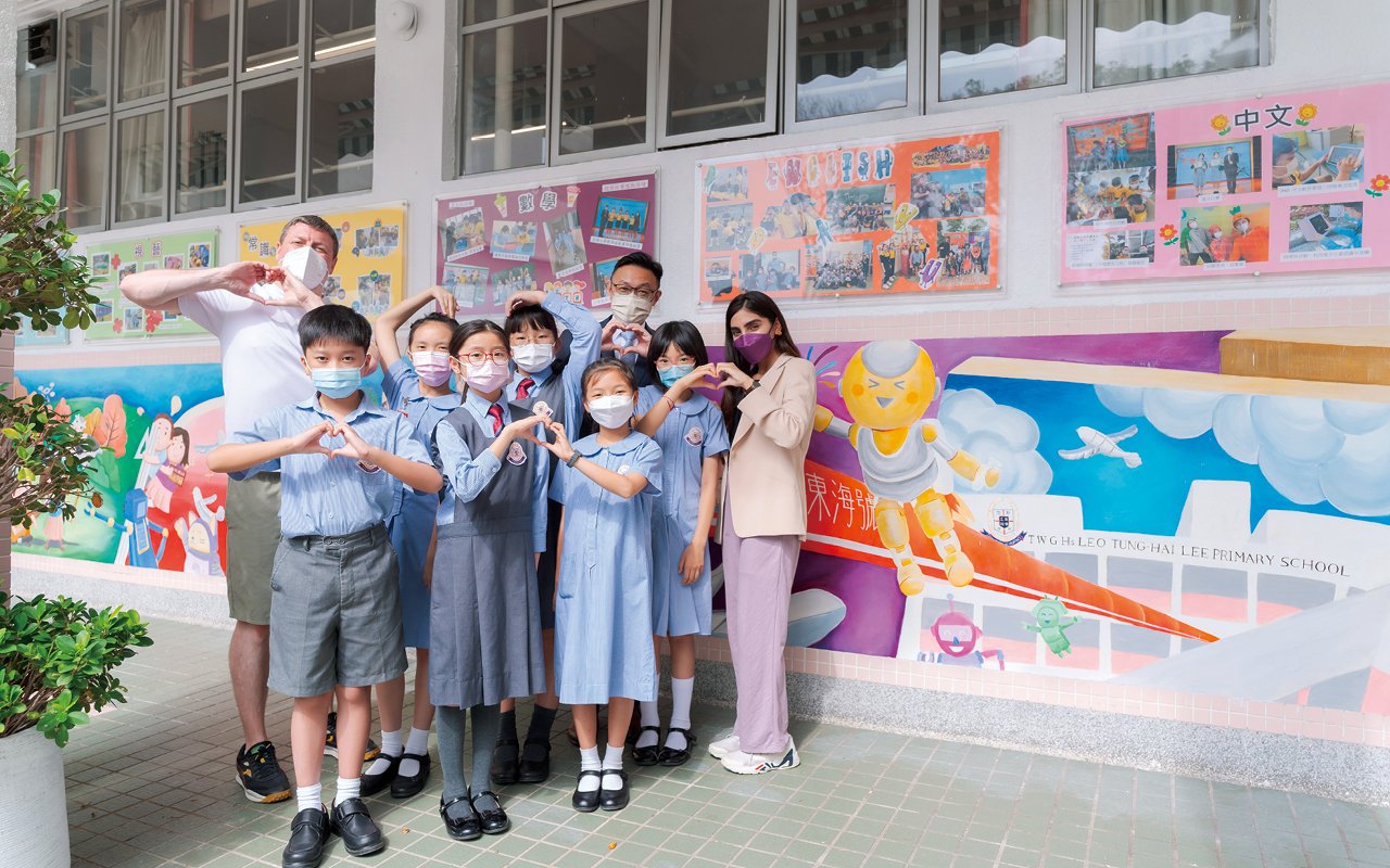 學校首重幫助學生建立穩固的兩文三語根基，一方面革新初小考評制度，創造靈活高效的學習模式，另一方面增聘多名外籍英語老師，深化校內英語語境。