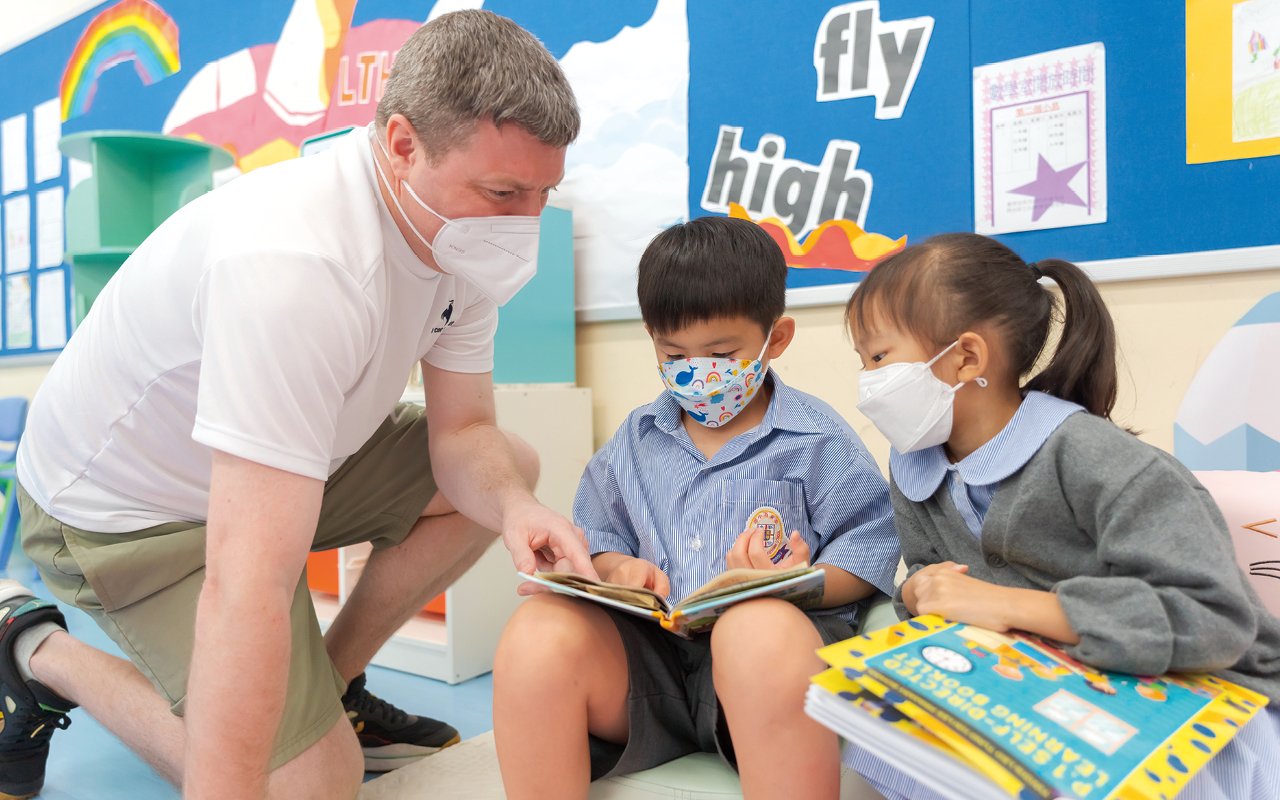 為提高英語學習的積極性，學校經常創造日常生活運用英語的機會。