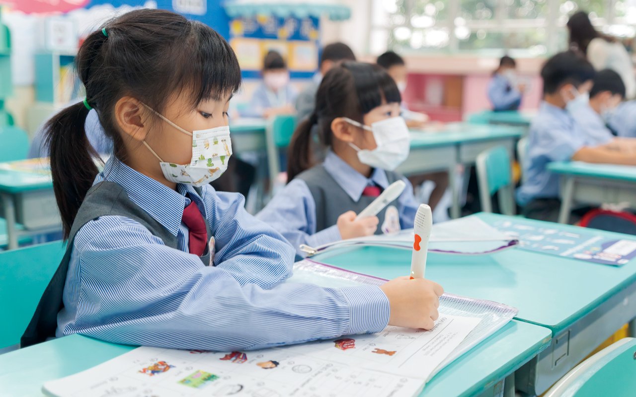 為提高英語學習的積極性，學校經常創造日常生活運用英語的機會。