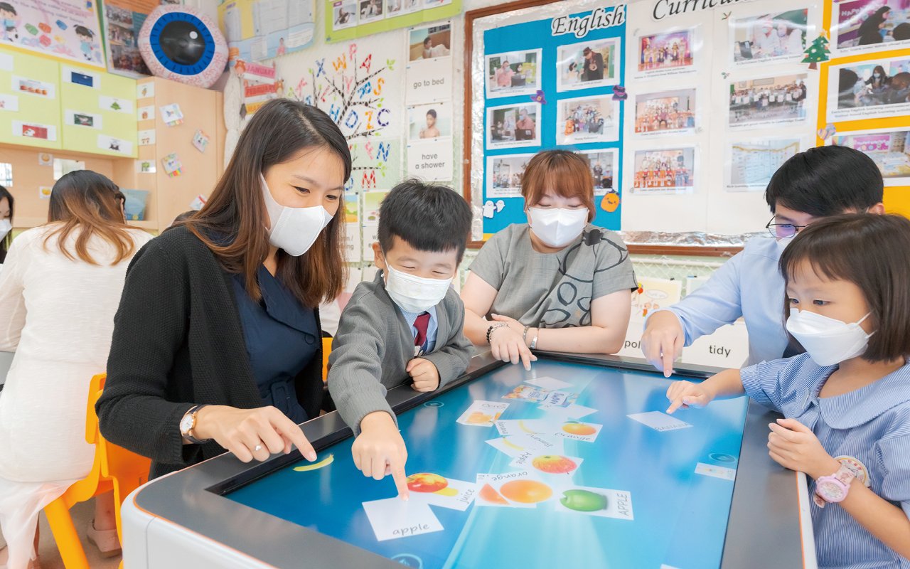 學校在疫情下仍貫徹理念，投放資源翻新大堂、校務處、電腦室、英語活動室和STEM Lab，並增設正向靜觀室，以豐富校園配套。