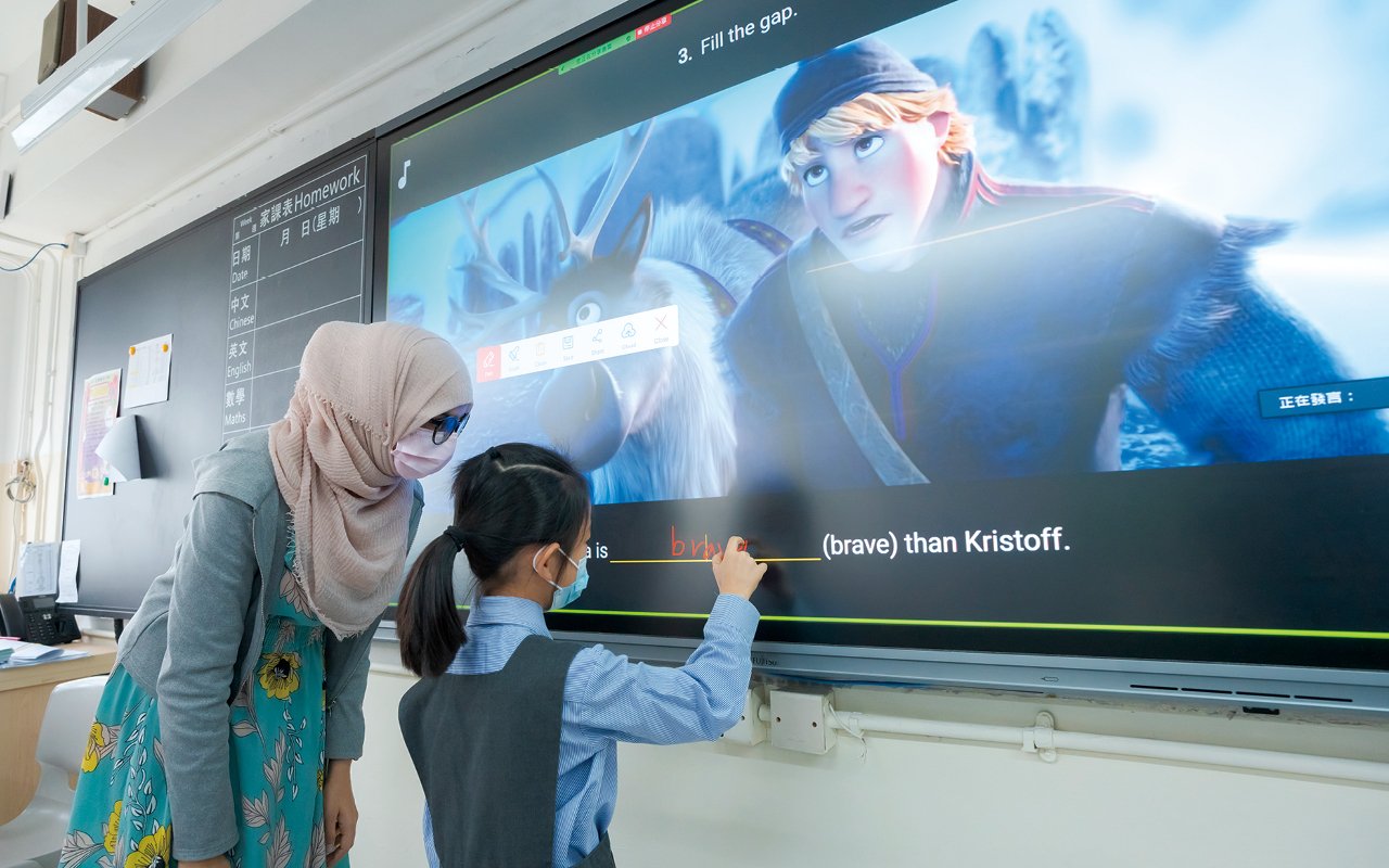 校本英語課程滲透大量電子化學習元素，以貼合多元學與教策略。