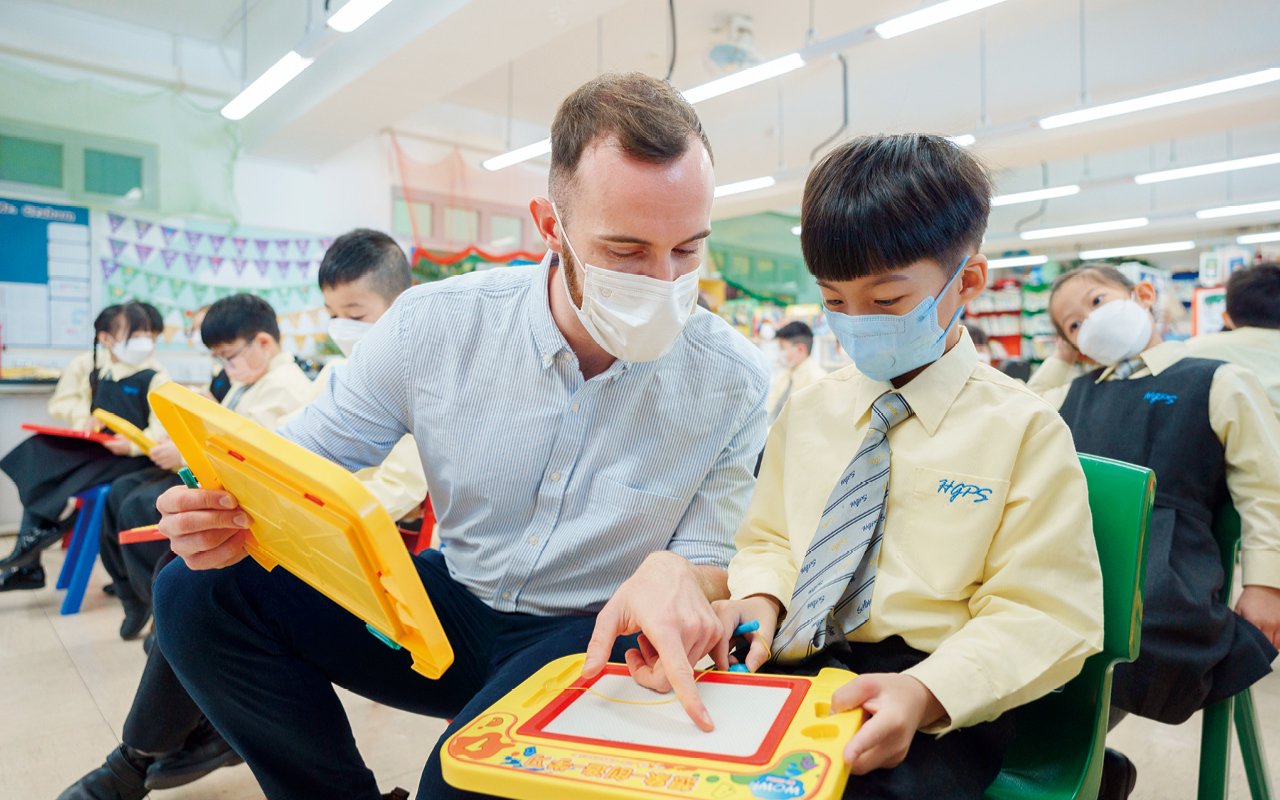 在課程框架上，外籍英語老師着重於初小學生的英文拼音技巧，打穩語文學習基礎；高小階段則多推行分享閱讀，增加學生的閱讀量及閱讀面。
