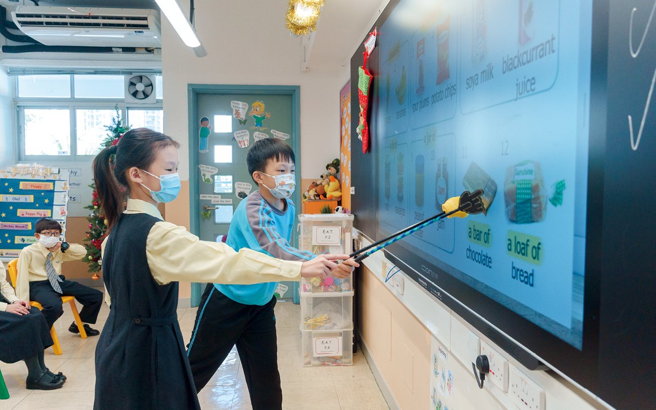 馬校長續指：「配合校內的電子學習設施，如電子白板、電子黑板、個人電子學習裝置等，教學團隊能夠將電子閱讀融入日常教學。」