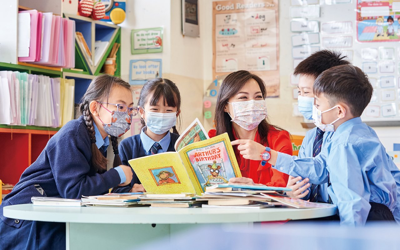 課堂上會研讀多元化閱讀文本（Multimodal Text），鼓勵學生以小組討論、專題研習等協作形式，透過跨學科英文閱讀材料深入探討不同世界議題，如保育瀕臨絕種動物、氣候變化和水資源等，從中豐富所學，啟發思考，建立國際視野。