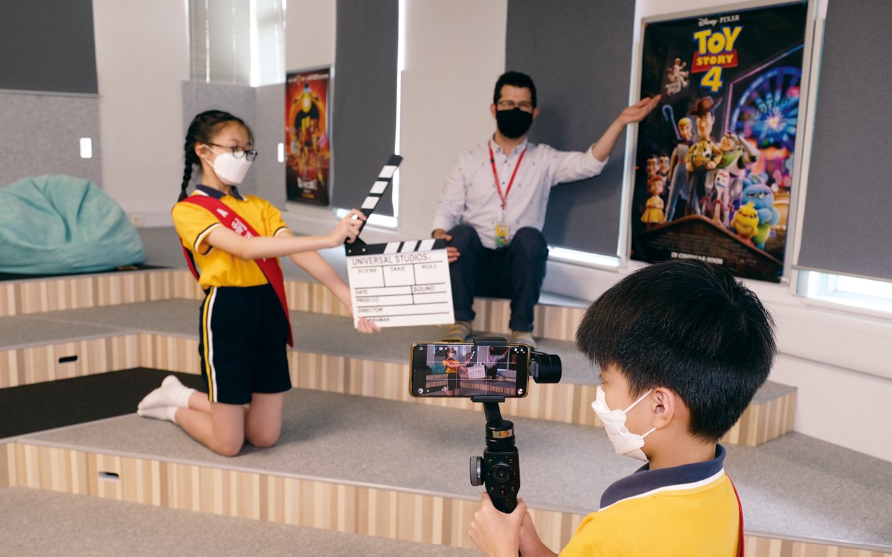以電影院為主題的「影音室」，亦是重要英文語境之一，包括戲院常見的海報、售票處、小吃店及英文餐牌等，以加強同學在日常生活中的英語應用能力。