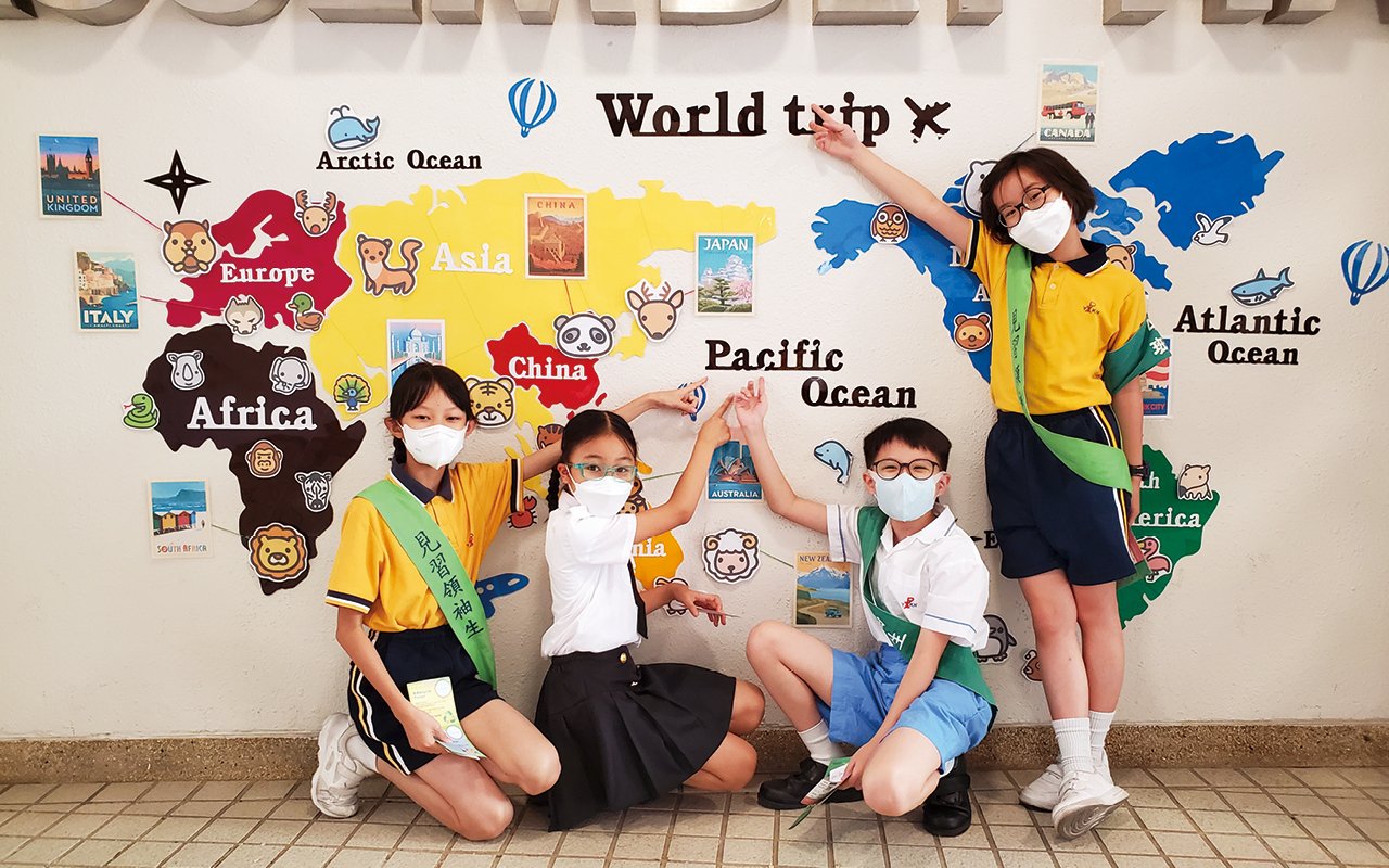 今年的「English Day」便以「Travel Around the World」為題，將學校的禮堂化身成香港國際機場，老師穿起機師及空中服務員的制服，精心設計了「機票」讓學生穿梭於多個國家進行英文遊戲活動。