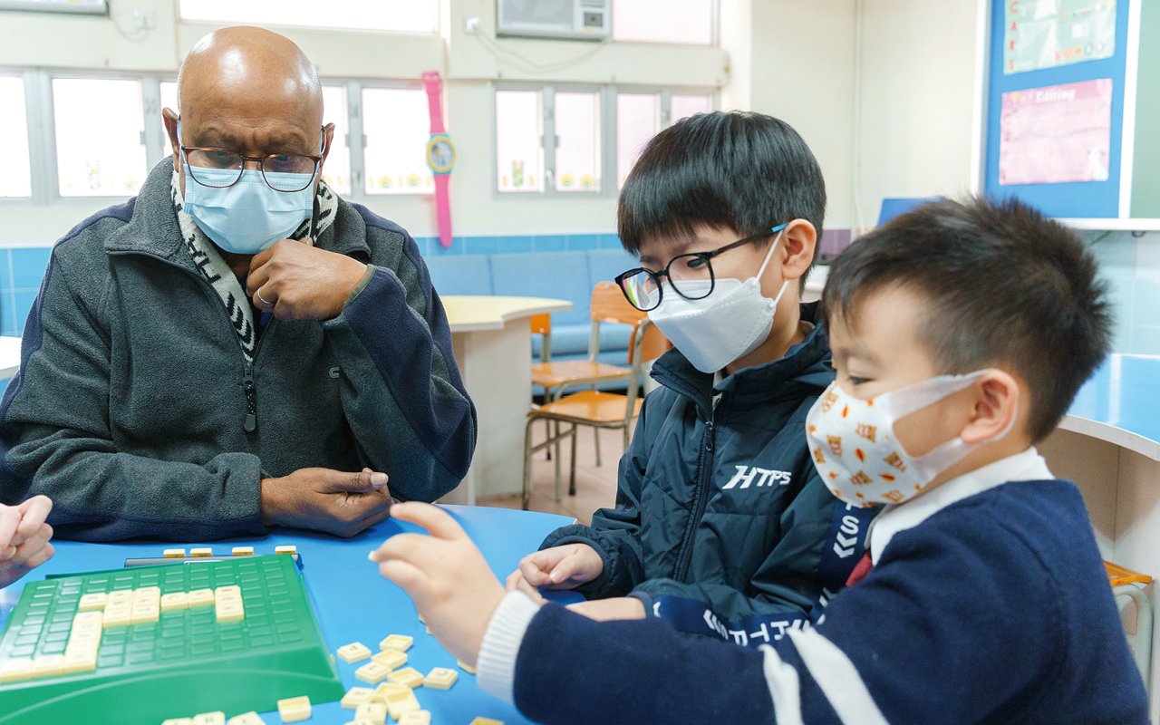 午膳時段，外籍老師會與學生進行「English ChitChat」，透過不同活動，讓學生在自然的環境以英語與人交流。