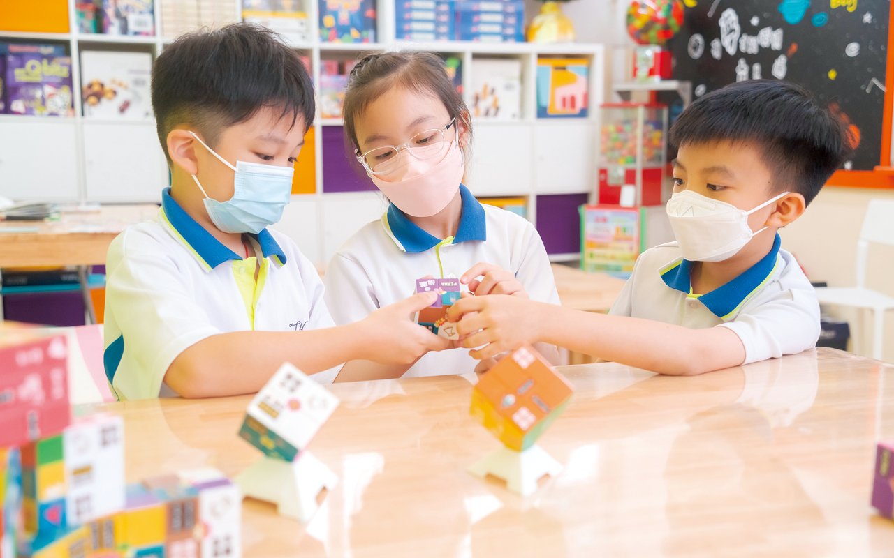 學校亦開展不同新生銜接體驗課，如「幼小銜接劍擊體驗課程」、「幼小銜接英語體驗課程」等，以活動形式為小一新生建立校園歸屬感，認識小學科目和課堂模式，加快適應校園生活。