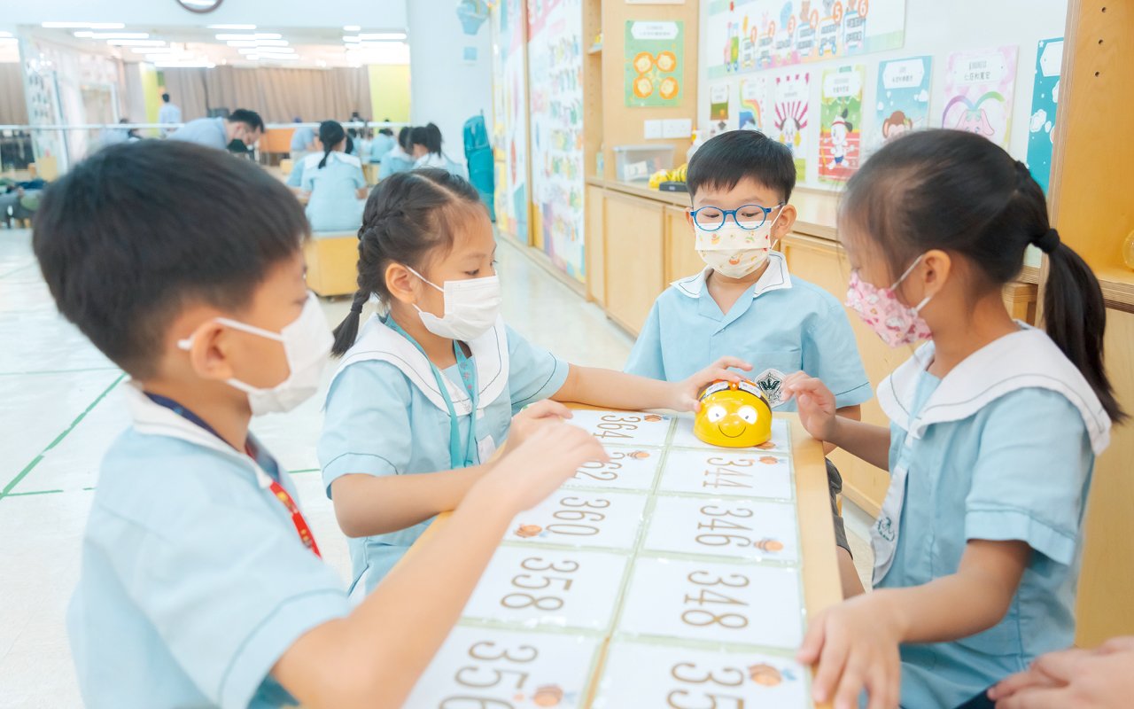 學校亦開展不同新生銜接體驗課，如「幼小銜接劍擊體驗課程」、「幼小銜接英語體驗課程」等，以活動形式為小一新生建立校園歸屬感，認識小學科目和課堂模式，加快適應校園生活。