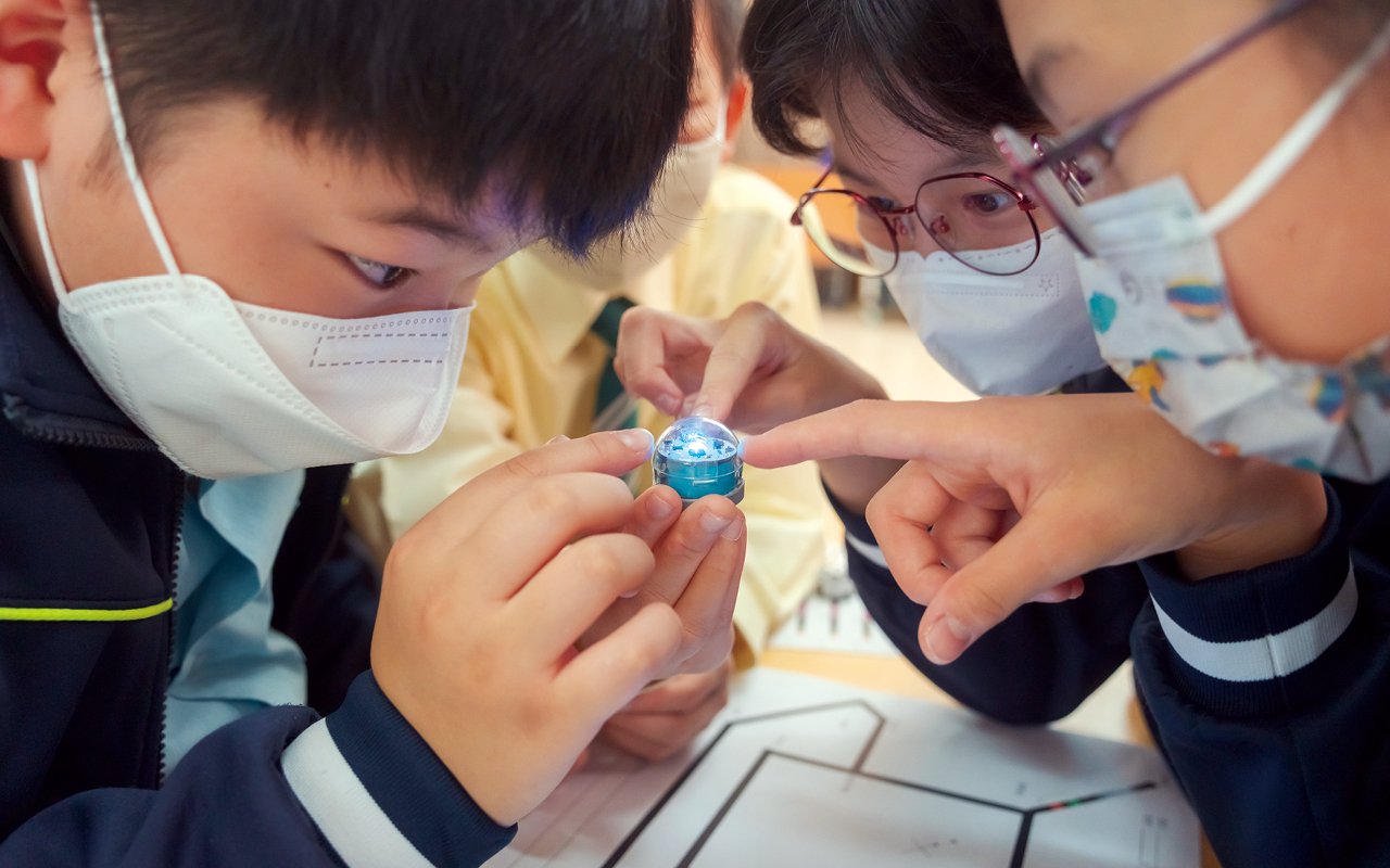 學校作為發展STEAM教學的先導學校，憑藉出色的科技教學，過去曾支援超過20間學校推行科技教育，而學生在學習創科新知時，亦會糅合英語學習，如在學習「電」時，老師會教授學生相關的英語詞彙，並與學生一同走進發電廠，觀察渦輪機的運作，體驗煤田的氣息。