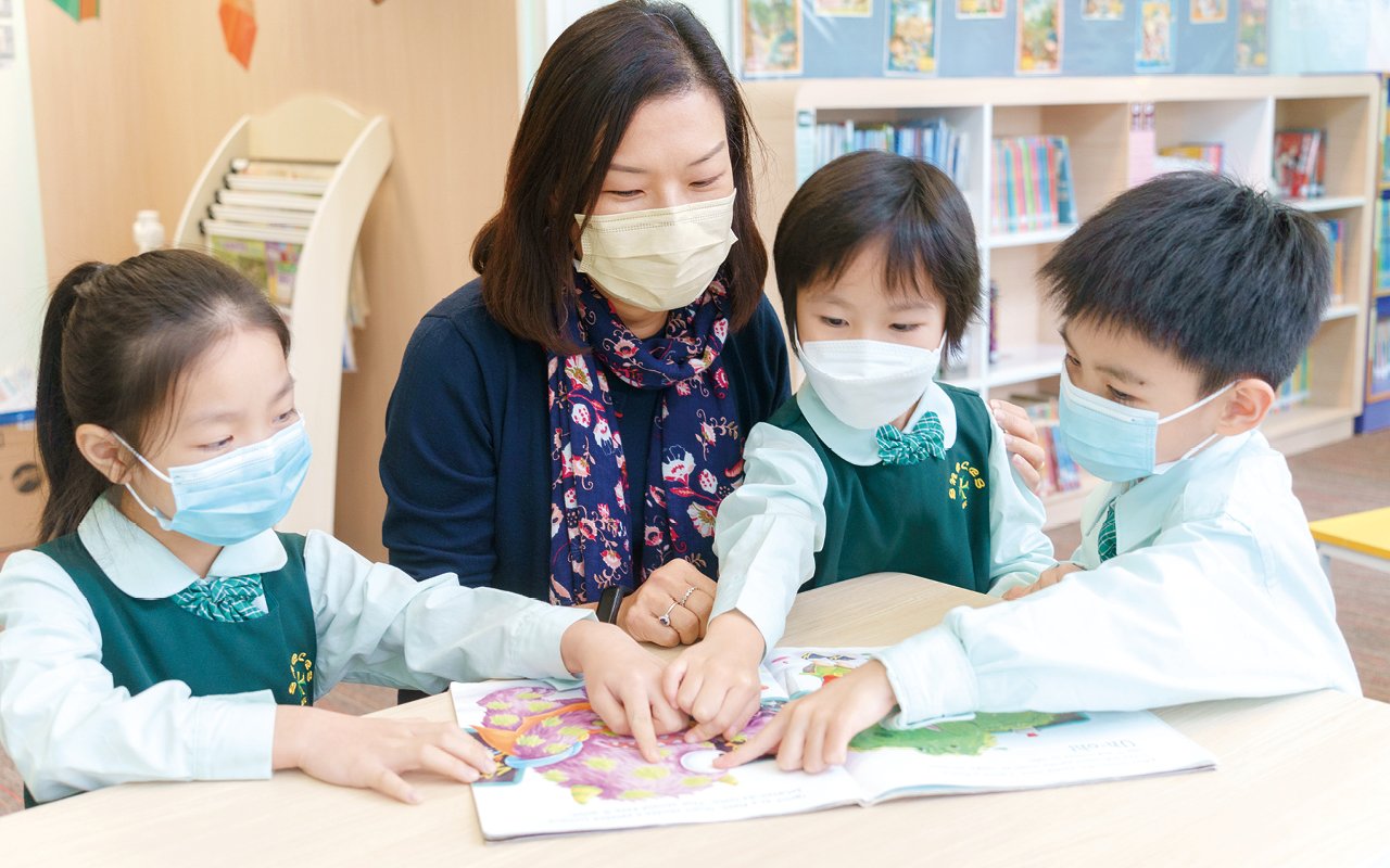 葉校長早於6年前便洞察到坊間的教科書未能完全滿足所有學生的學習需要，便帶領英文科組老師開展單元重組，按照教學主題強化內容的組織性，讓學生能夠更容易掌握知識點。
