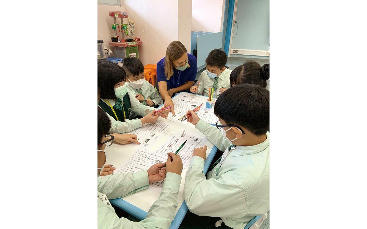 學校於4年前和不同大專院校、中學及幼稚園合作，推行「EduVision學願計劃」，結合中文、英文、數學、常識、視藝、宗教、音樂、電腦等學科知識，以跨校及跨學科的方式助學生發展知識、技能及綜合資料的能力。
