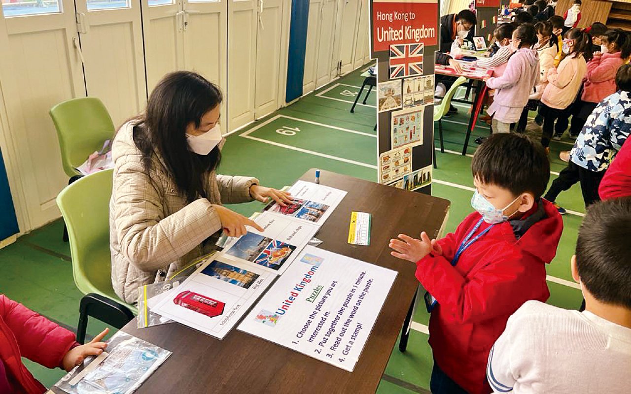 學校聘有3位外籍英語老師，他們每天都會在早上、小息、放學後跟學生聊天，在課餘時間營造說英語的環境。