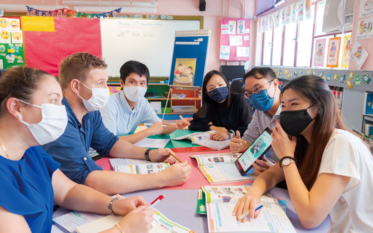 學校聘有3位外籍英語老師，他們每天都會在早上、小息、放學後跟學生聊天，在課餘時間營造說英語的環境。