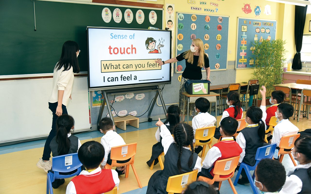 鄭校長強調：「學習英文不離聽、說、讀、寫，英文課程亦以此出發，藉由外籍英語老師教學，同時配合電子學習資源和跨科學習，締造全面的英語學習環境，誘發學生好學英文，亦學好英文。」
