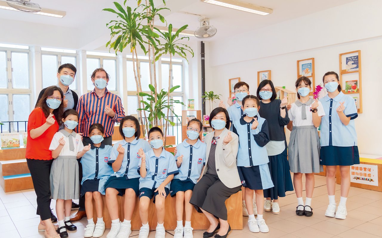 學校通過推動電子教學，致力提升學生的資訊素養，加強學與教成效。