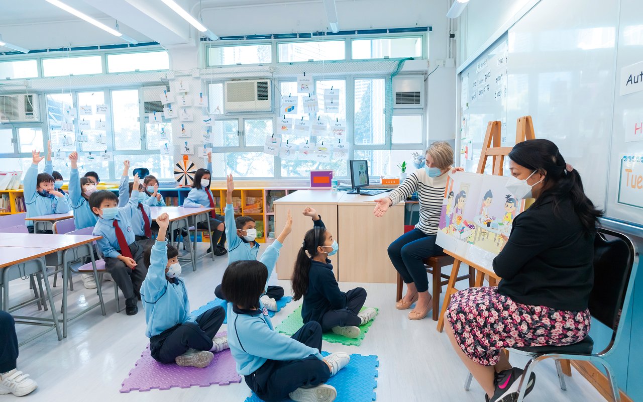 面對多國籍學生的學習多樣性，學校把握多元文化優勢，應用「小班分班」、小組教學等策略，從語文和文化交融達致共學效能，提升學生的英文水平。