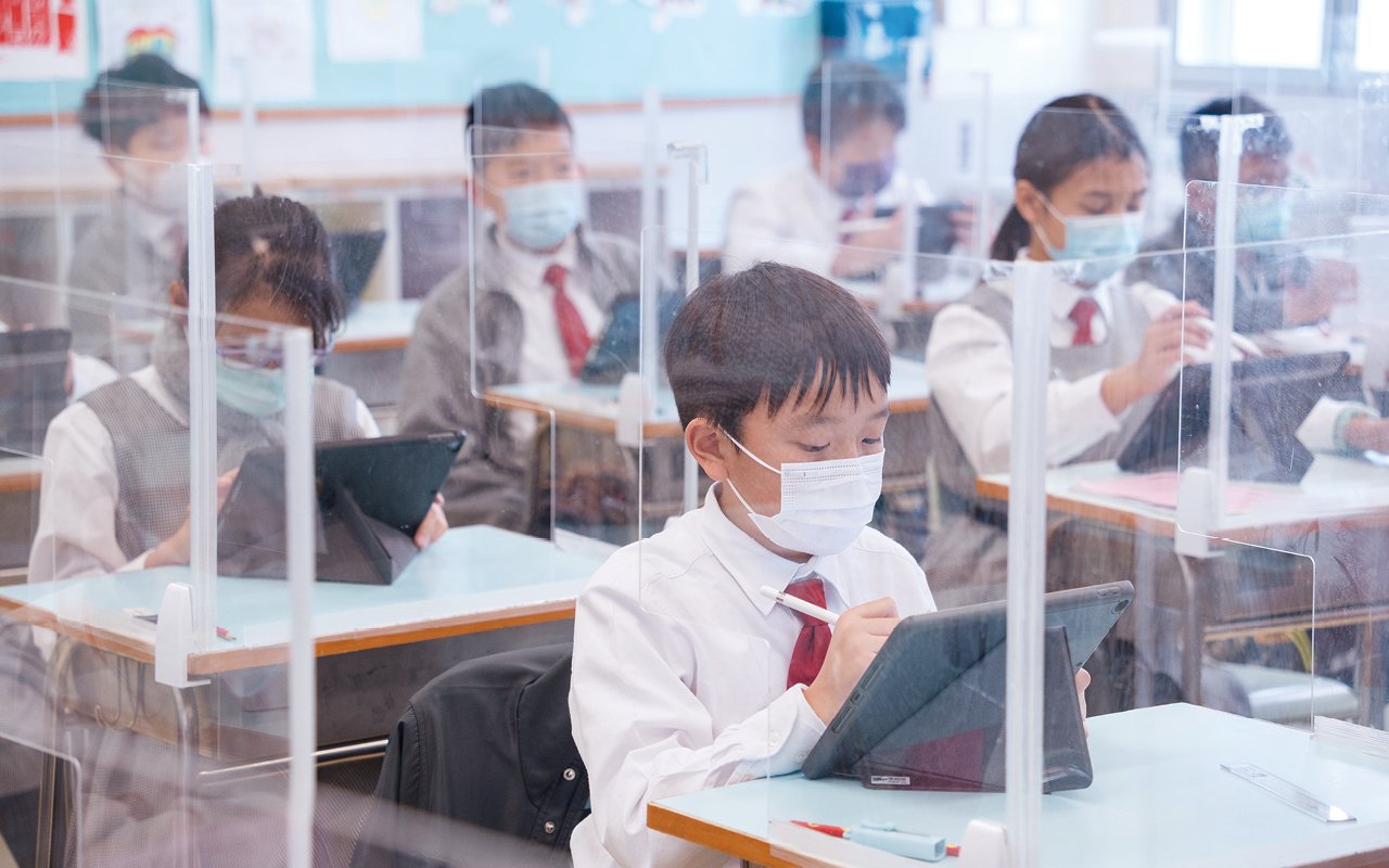 學校致力推動英文科全方位學習計劃，英文科組透過專題教學模式，讓學生學習不同主題的英文詞彙及語文應用，訓練高階思維能力。