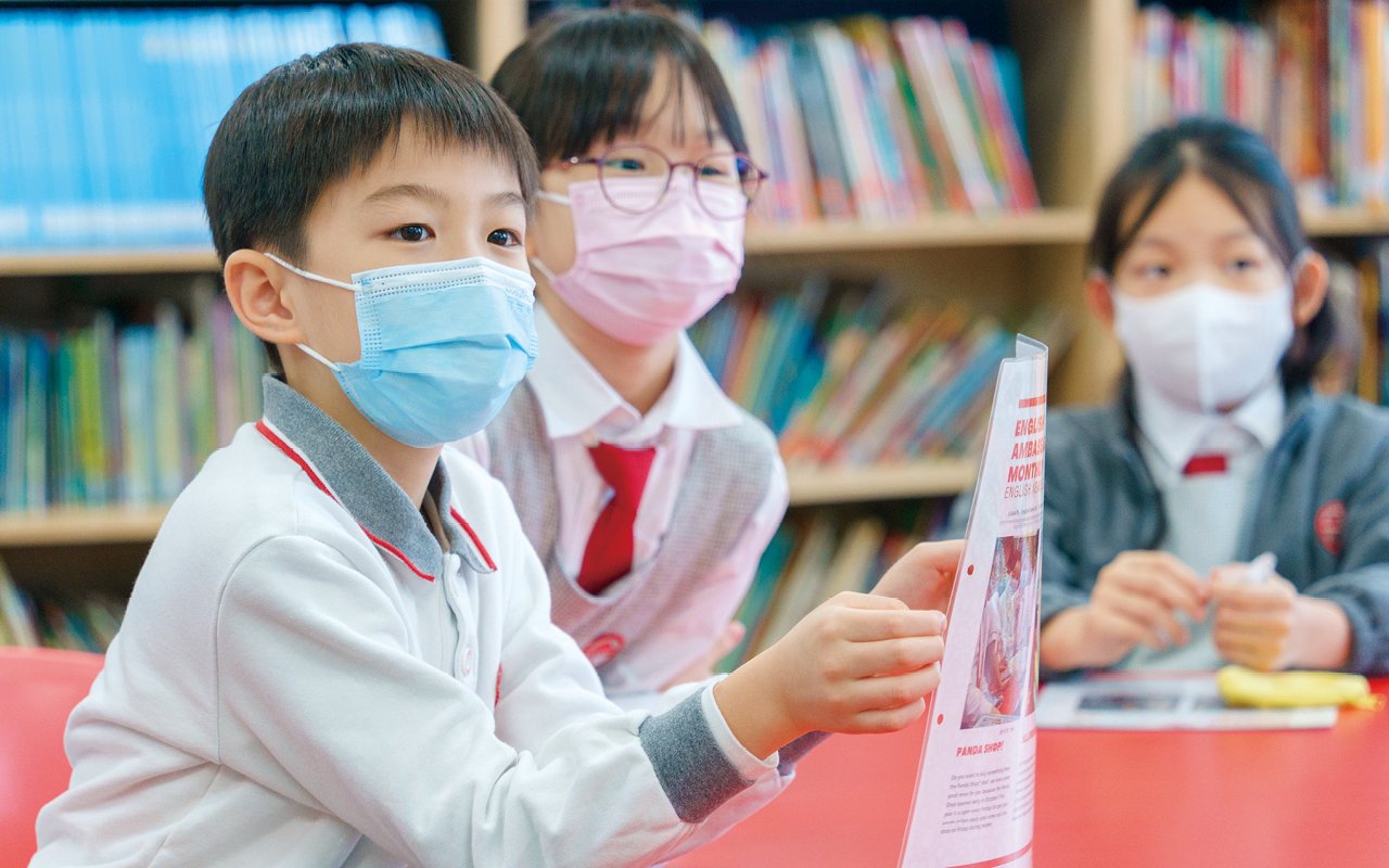 學校致力推動英文科全方位學習計劃，英文科組透過專題教學模式，讓學生學習不同主題的英文詞彙及語文應用，訓練高階思維能力。