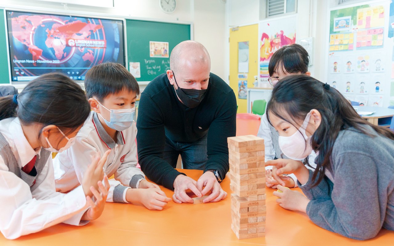 學校致力推動英文科全方位學習計劃，英文科組透過專題教學模式，讓學生學習不同主題的英文詞彙及語文應用，訓練高階思維能力。