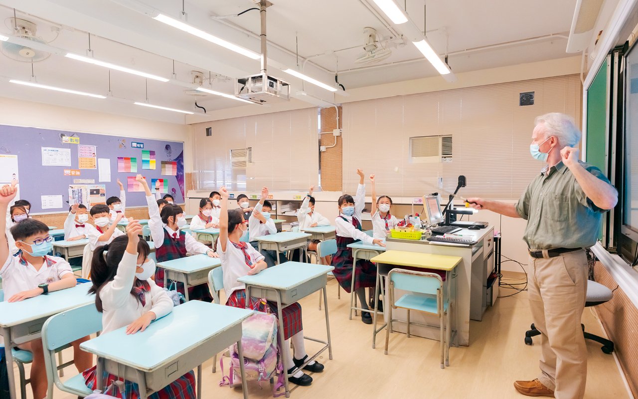 外籍英語老師團隊能夠營造「處處英語」的校園氛圍，校內共聘有3位全職外籍英語老師，以及2位兼職外籍英語老師。