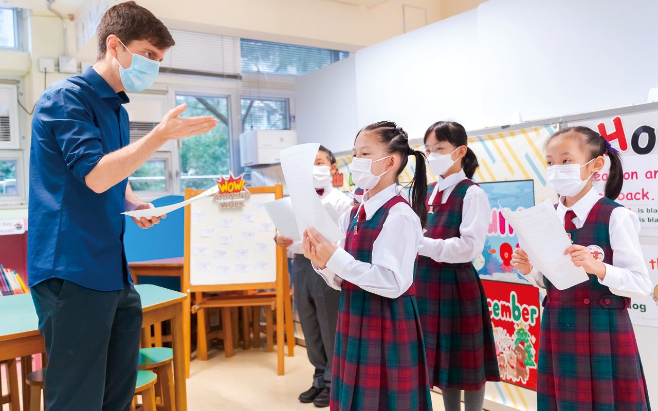 外籍英語老師團隊能夠營造「處處英語」的校園氛圍，校內共聘有3位全職外籍英語老師，以及2位兼職外籍英語老師。