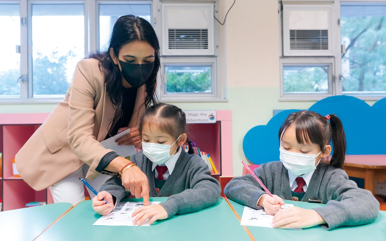 外籍英語老師團隊能夠營造「處處英語」的校園氛圍，校內共聘有3位全職外籍英語老師，以及2位兼職外籍英語老師。