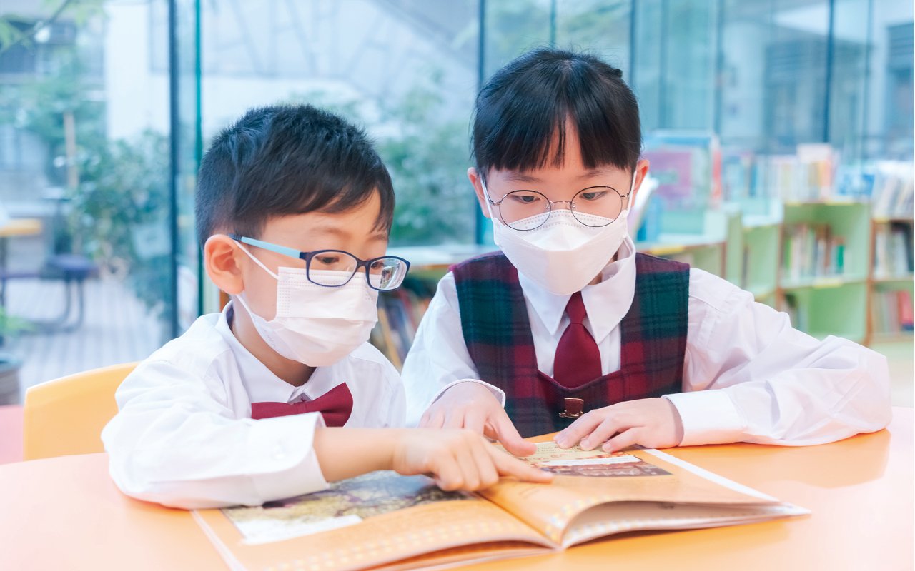 外籍英語老師團隊能夠營造「處處英語」的校園氛圍，校內共聘有3位全職外籍英語老師，以及2位兼職外籍英語老師。