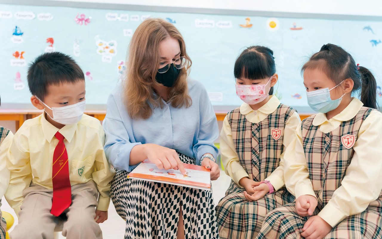 學校特別聘有2位外籍英語老師參與日常教學和籌辦英語活動，學生在活潑的教學模式下，接觸不同國家的文化，並在耳濡目染的學習環境下，沉浸聽說英語的的信心和能力。