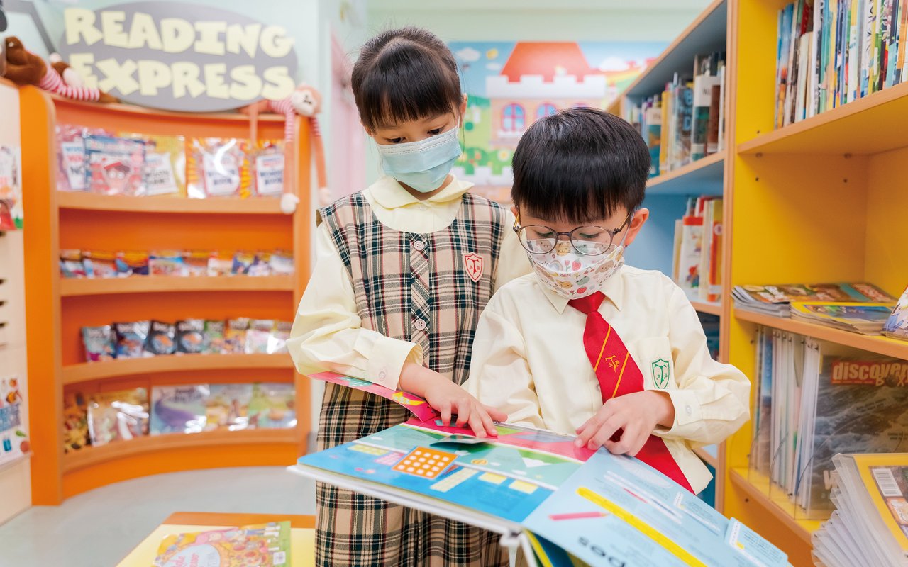為建立豐富英文語境，培養學生對英語閱讀的興趣，學校除了將PLPRW課程加入校本英語課程外，亦大力推動電子閱讀，不單設立多元化的閱讀平台，外籍英語老師亦會拍攝導讀短片，帶領學生一同走進英文圖書的奇妙世界。