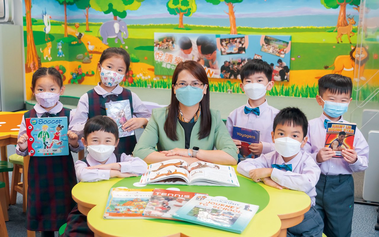 小學部主管歐惠珊副校長帶領英文科組推動校本特色課程，致力營造自然而高效能的英文語境，使學生在增進學科之餘，更能同步提升英文能力，實踐語文與學問互相貫通，活學活用。
