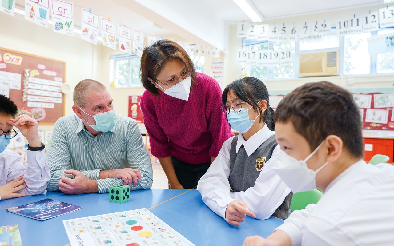 外籍老師 Ms.Pinky除了會於Phonics範疇讓學生作增潤外，更會鼓勵學生投入學習Language Arts，參與寫作英文新詩、戲劇表演等，增加運用英語機會的同時，亦能增進自己的修養。