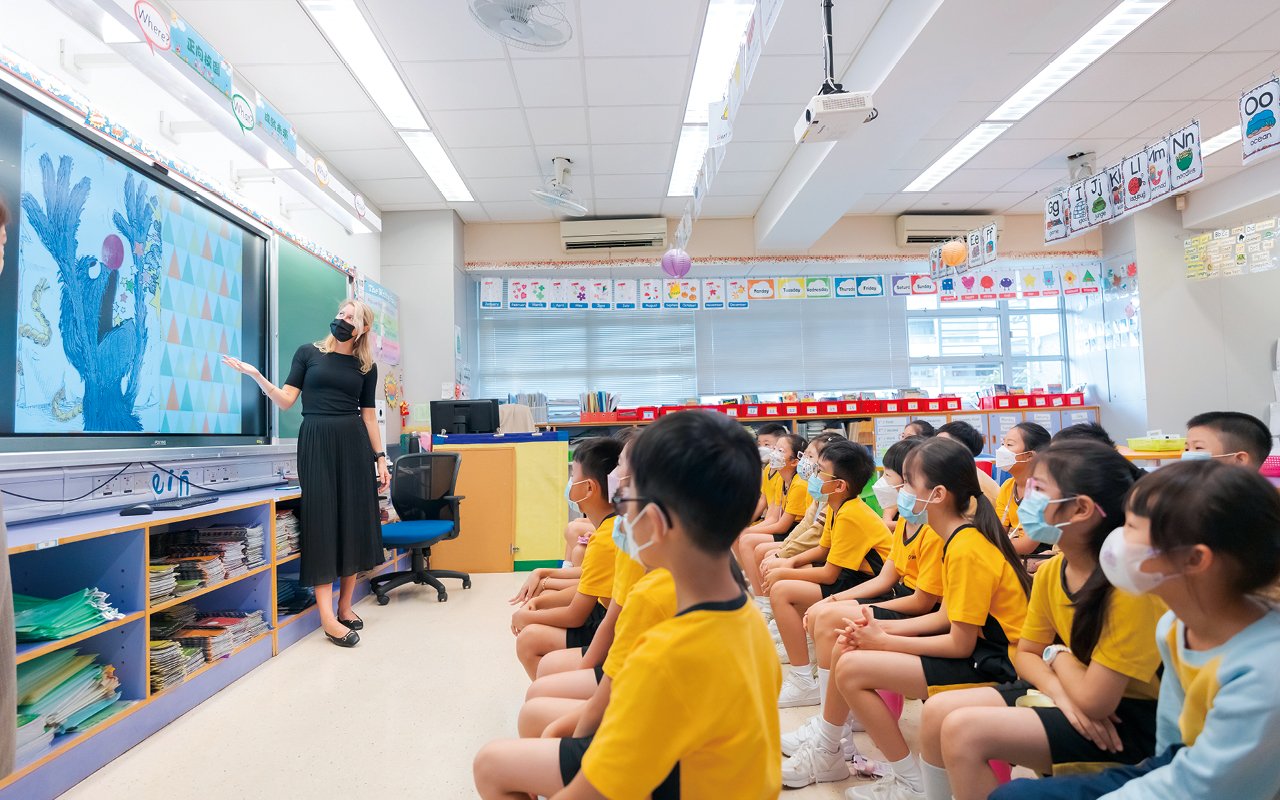 4位外籍英語老師會在課堂上應用靈活教學模式，如唱遊、遊戲、戲劇、討論等，幫助消減學生對英語的恐懼，同步提升其學習興趣和動機。